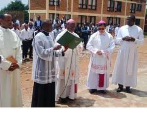 GUTANGIZA UMWAKA W’AMASOMO NO GUTAHA INYUBAKO MU ISEMINARI  NKURU YA RUTONGO, INYUBAKO YATANZWE NA PAPA Francisko